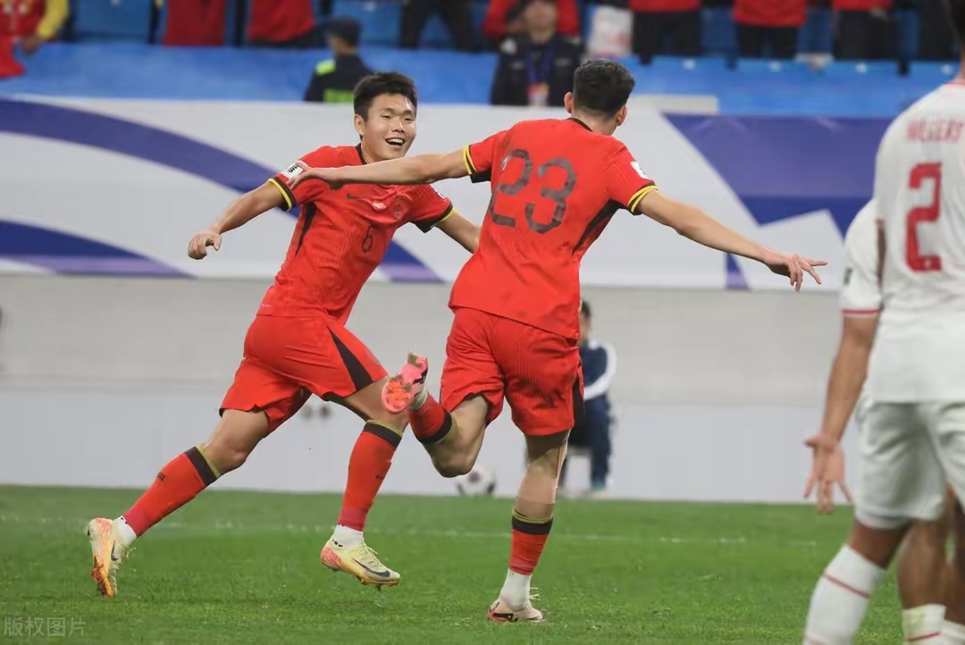 熊猫TV-包含竞争激烈的比赛中球队击败对手,收获胜利的词条