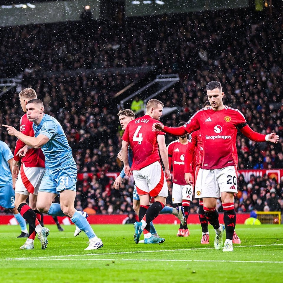 熊猫体育平台-曼联客场不敌劲敌,遭遇联赛两连败