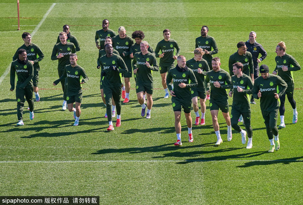 包含巴萨中场协作紧密，团队配合默契的词条