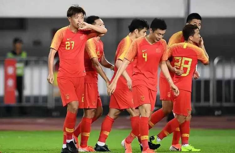 关于劲爆一战!场上球员们挥汗拼搏争取进球的信息 关于劲爆一战!场上球员们挥汗拼搏争取进球的信息