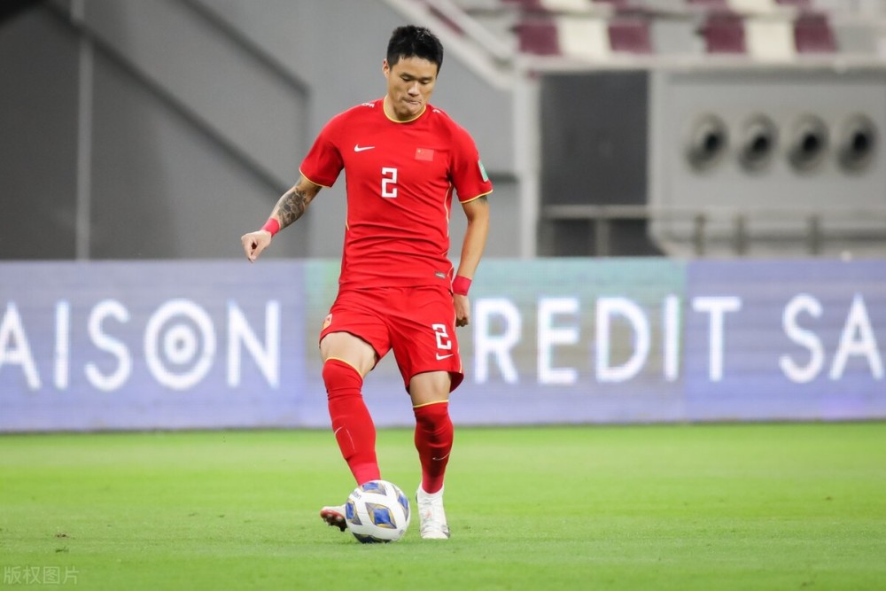 日本后卫关键抢断,挽救对手致命进攻 日本后卫关键抢断,挽救对手致命进攻