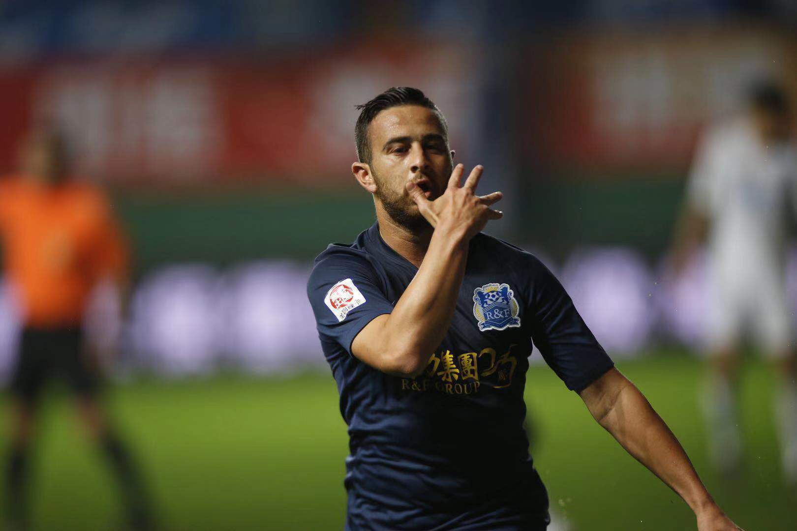 广州富力凭借制胜进球赢得比赛,大连一方主场告捷的简单介绍 广州富力凭借制胜进球赢得比赛,大连一方主场告捷的简单介绍