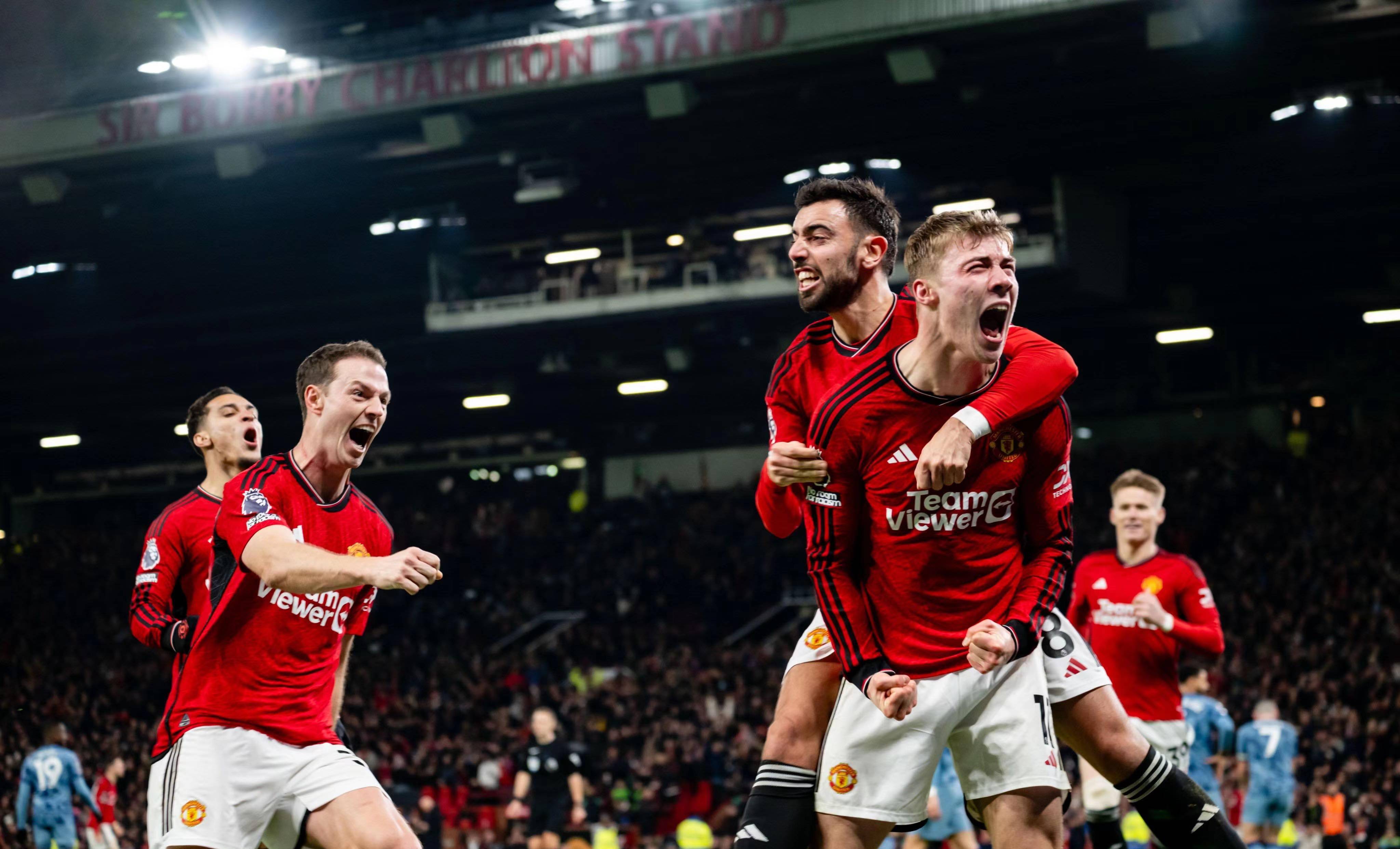 曼联球员团结一致，成功晋级半决赛