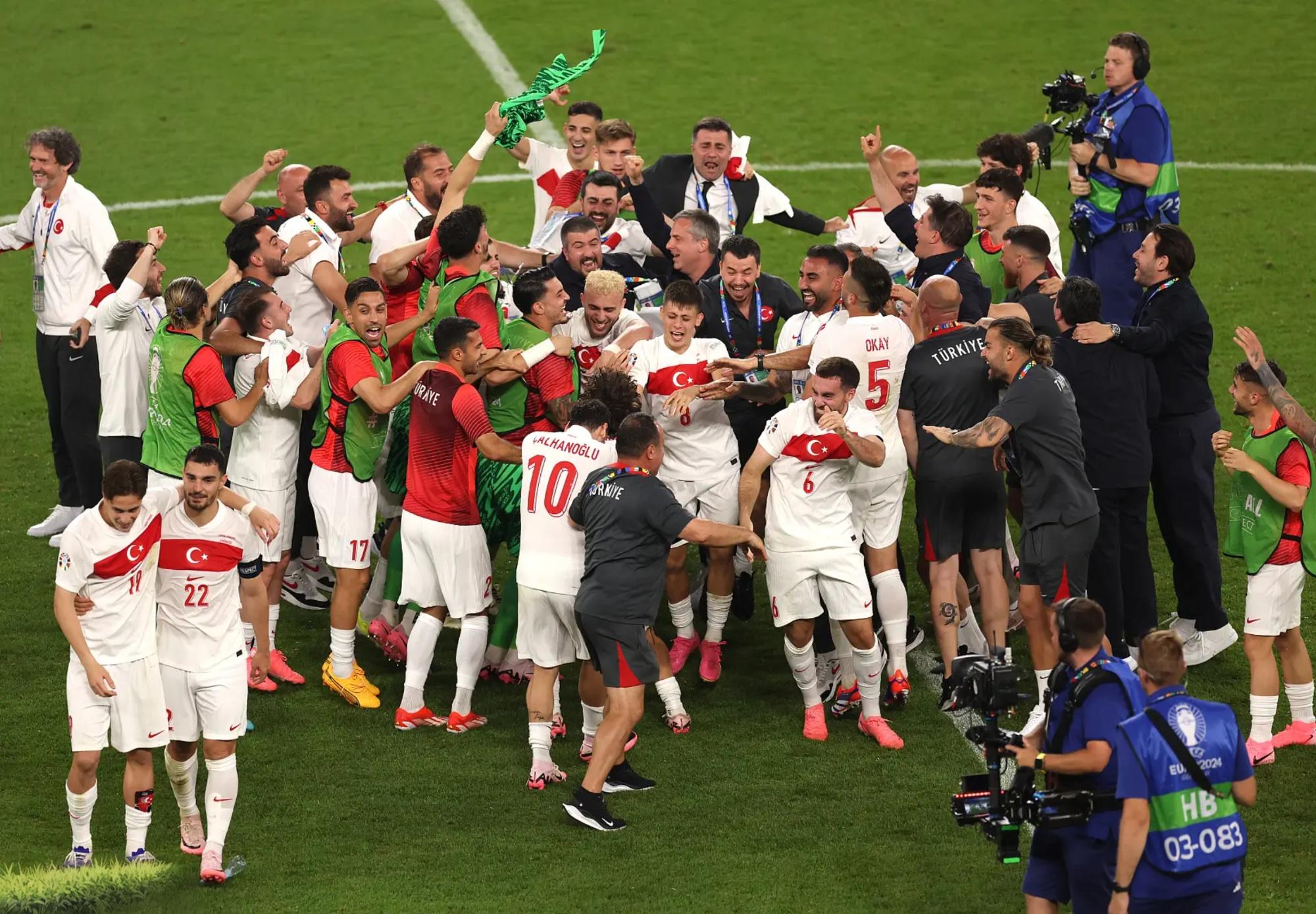 熊猫体育app-聚焦欧洲比赛现场！强强对话引人入胜