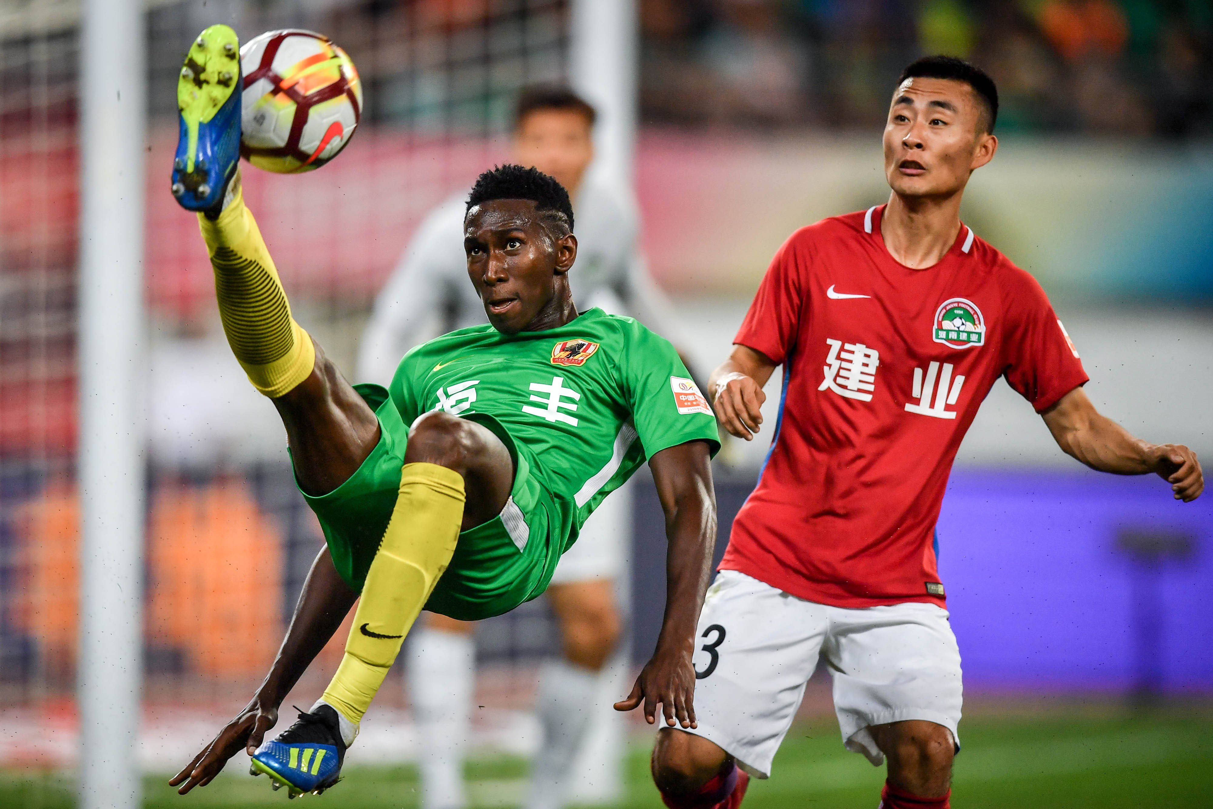 熊猫体育官方-包含河南建业迎战贵州恒丰,保级大战谁能占据主动?的词条