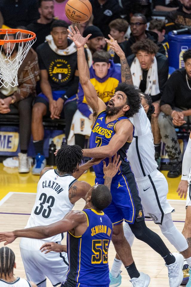 关于美国篮球联赛：湖人队击败火箭队晋级季后赛的信息