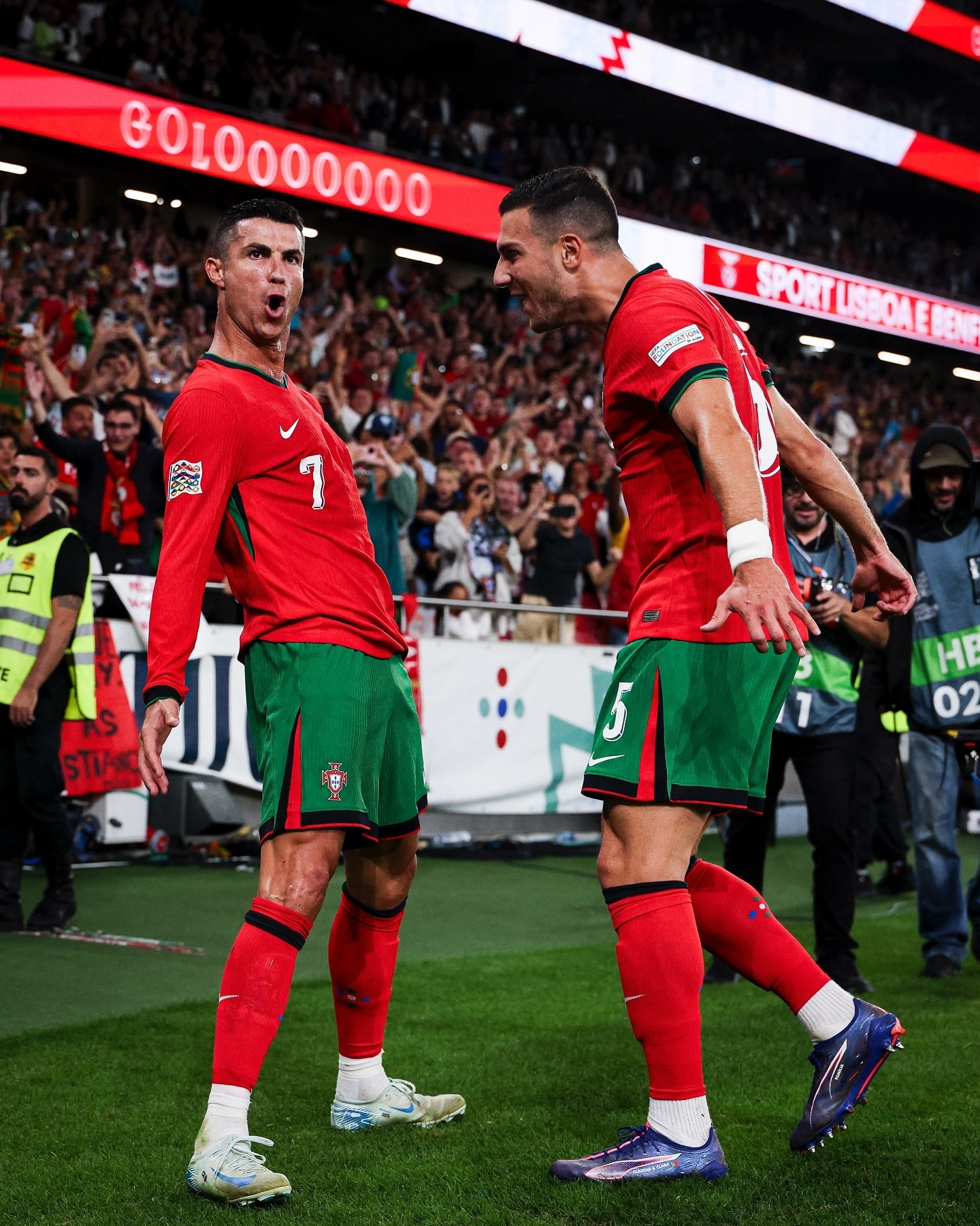 熊猫体育app-欧国联赛事中球队的竞争激烈如火如荼的简单介绍