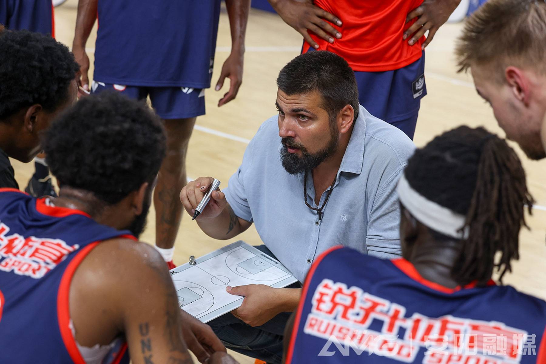 熊猫体育直播-球迷对国际篮球比赛表现出极大热情