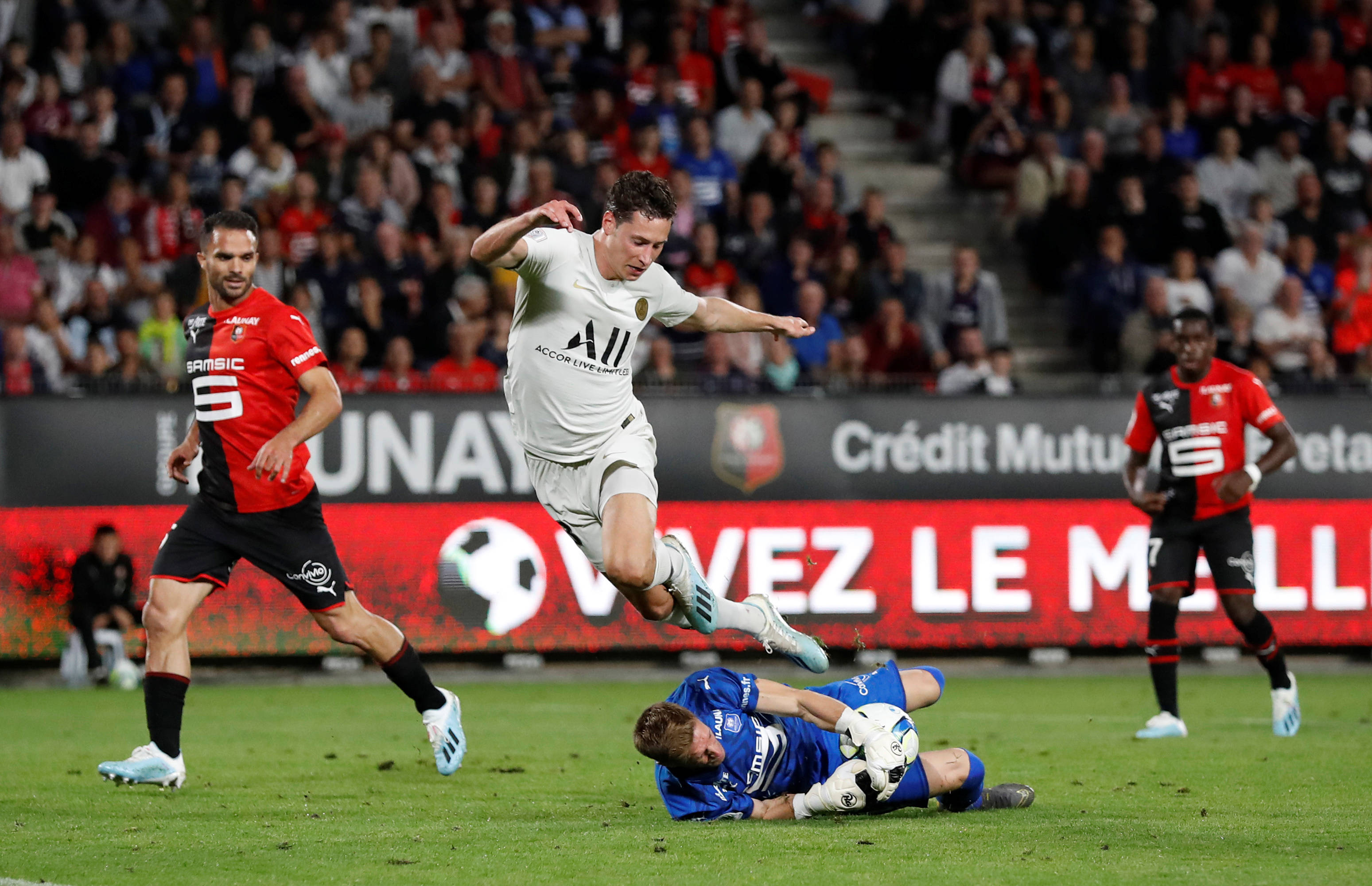 熊猫体育平台-雷恩击败对手，提升战绩表现