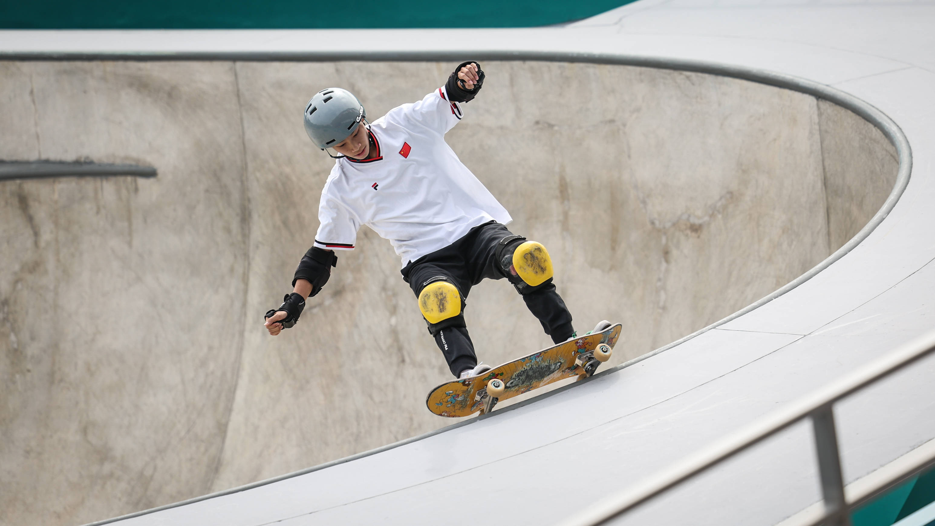 熊猫体育官方网站-滑板选手在赛场上尽显绝技，赛道无敌