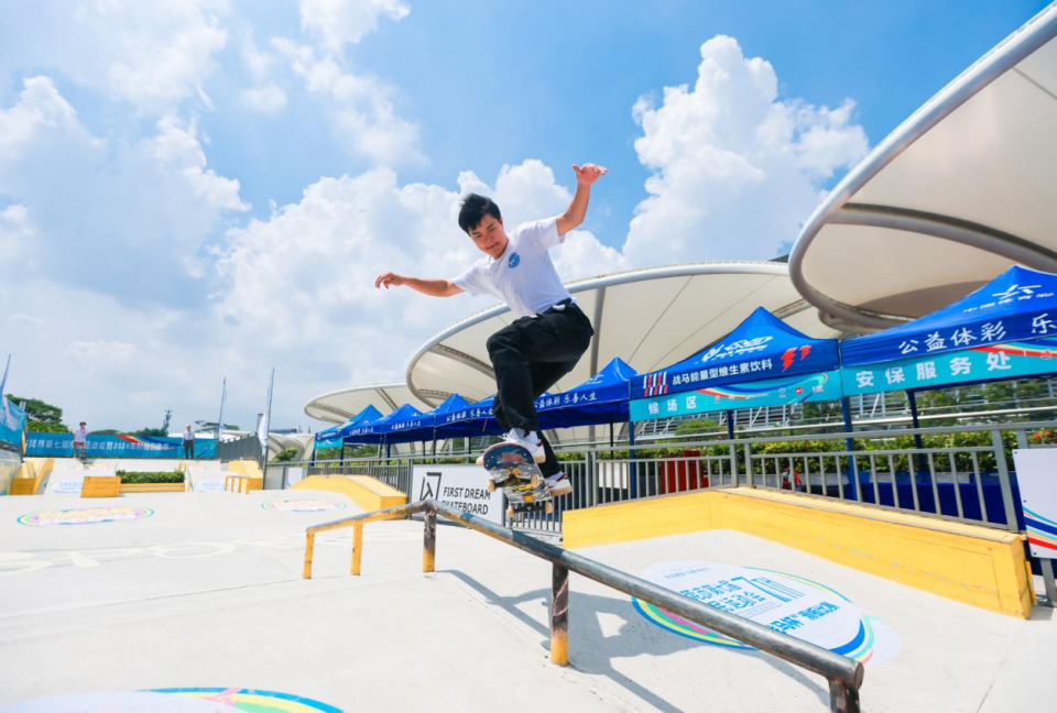 滑板选手在赛场上尽显绝技,赛道无敌 滑板选手在赛场上尽显绝技,赛道无敌