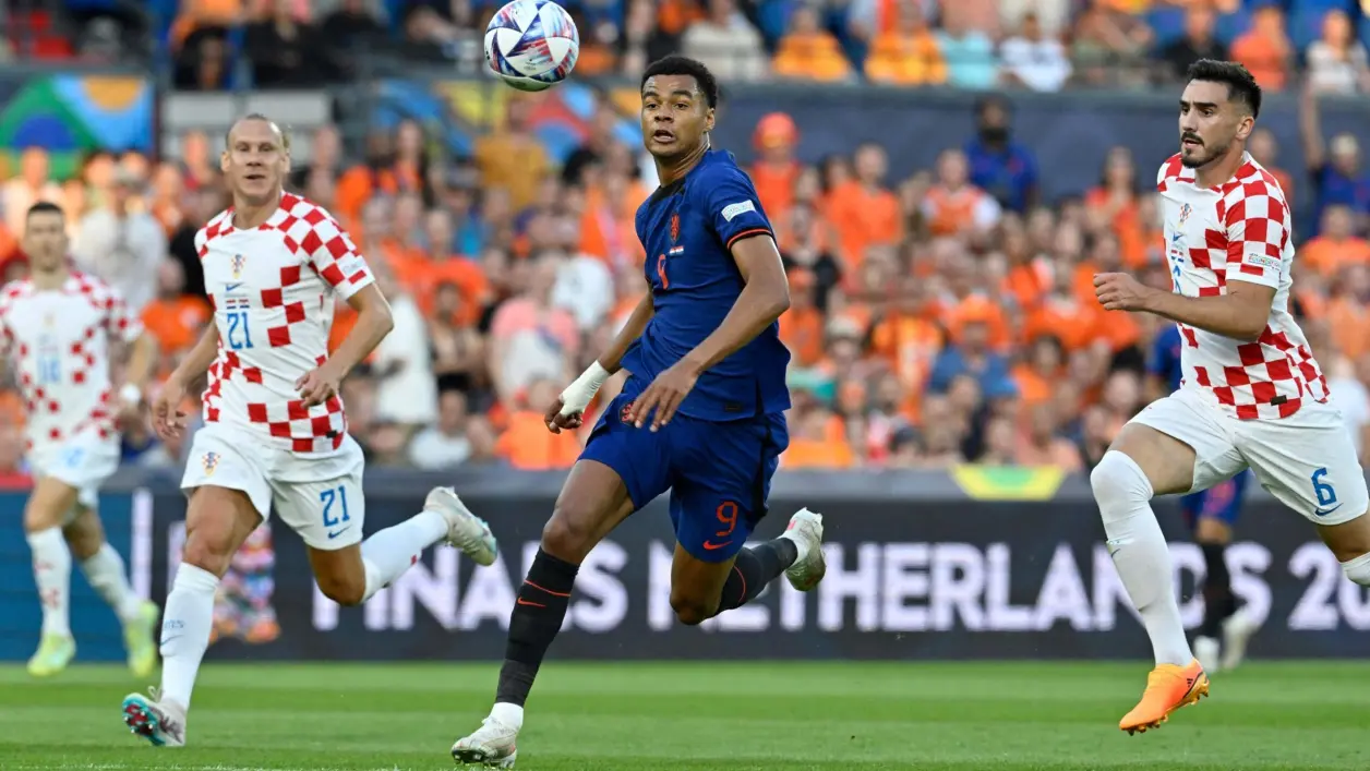 熊猫体育-荷兰队在比赛中实力压倒克罗地亚队，晋级四强