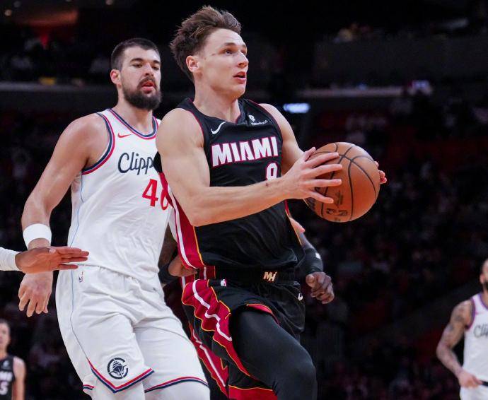 熊猫直播-勇士弗朗西斯执教首秀，带队上阵热火成功完成逆袭取胜