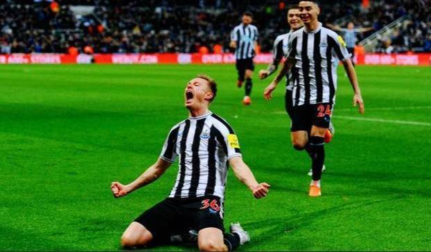 埃弗顿锋线火力全开，轻取对手