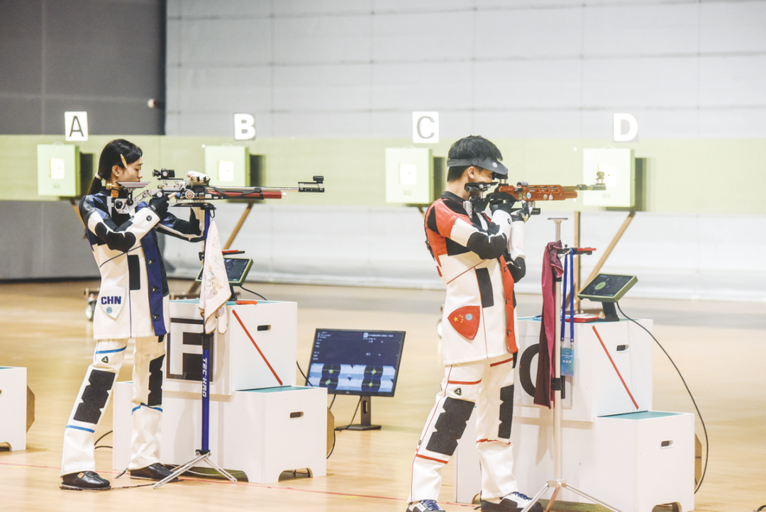射击比赛中的角逐，南非选手勇夺金牌
