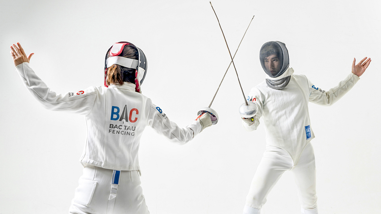 法国击剑选手高超技艺无人可挡,夺取金牌 法国击剑选手高超技艺无人可挡,夺取金牌