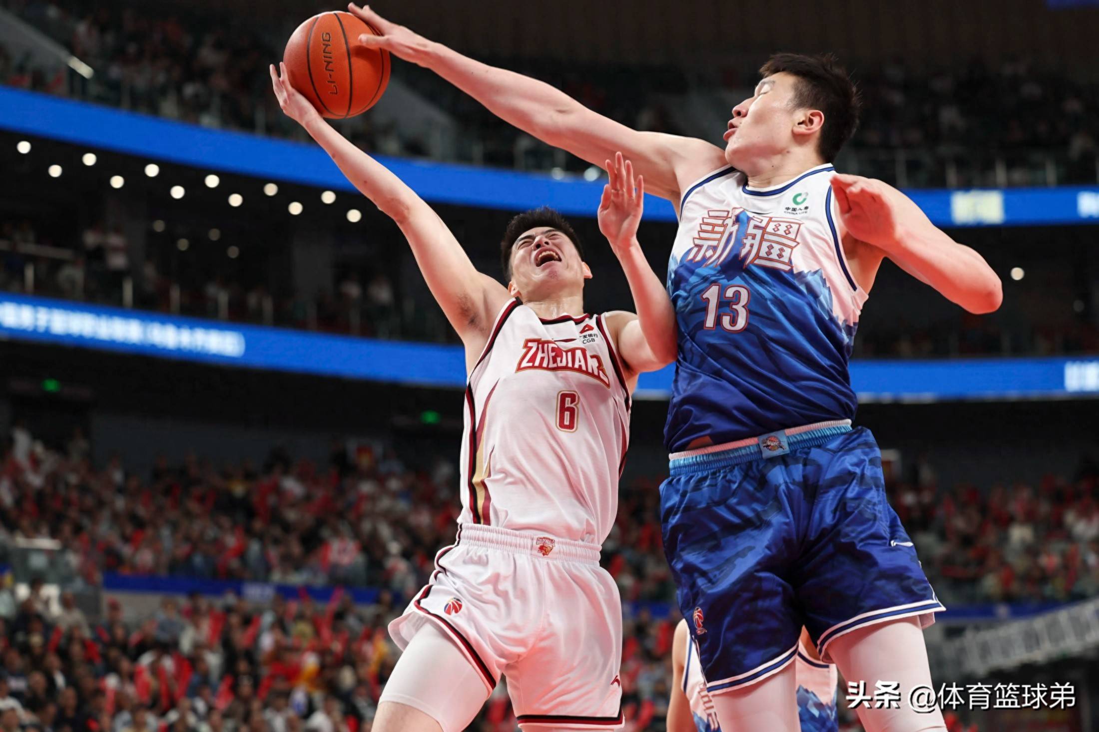 内线球员强势发挥，率队取得胜利的简单介绍