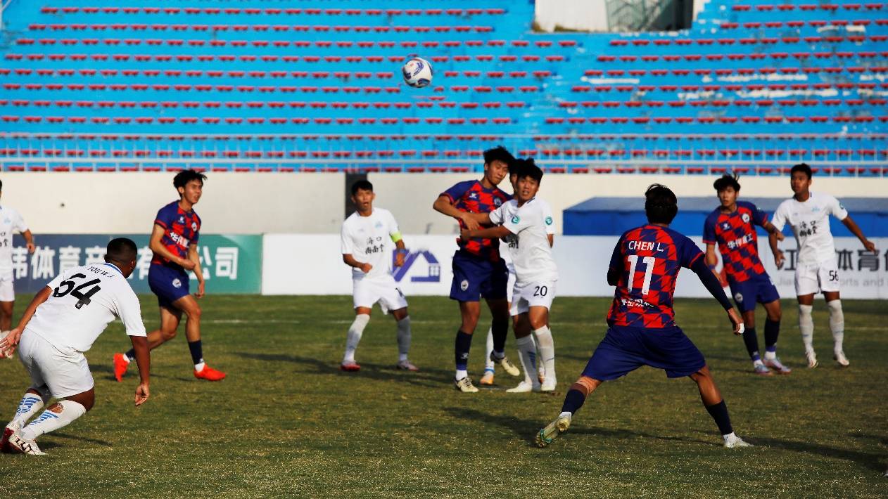 足球赛场激烈角逐，再现精彩进球