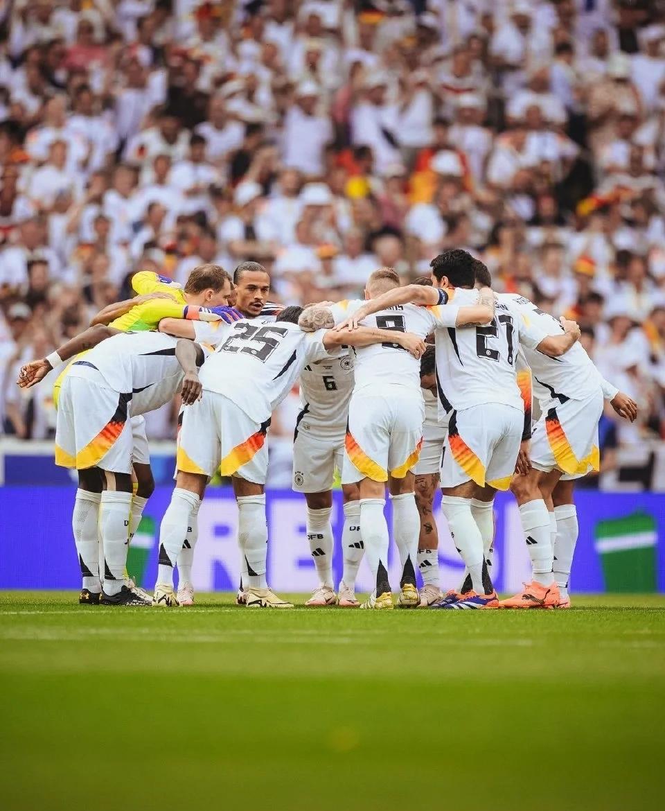 团结友爱!欧洲足球协会杯赛场颇具人情 团结友爱!欧洲足球协会杯赛场颇具人情