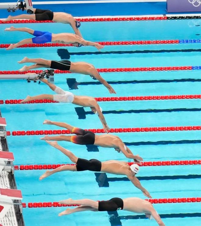 游泳冠军选手实力雄厚，一展身手