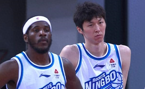 重庆山城队员顽强防守，成功守住比赛连胜！