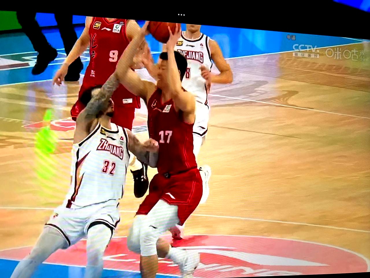 熊猫TV-紧张激烈!比赛现场气氛紧张动人,球员拼尽全力