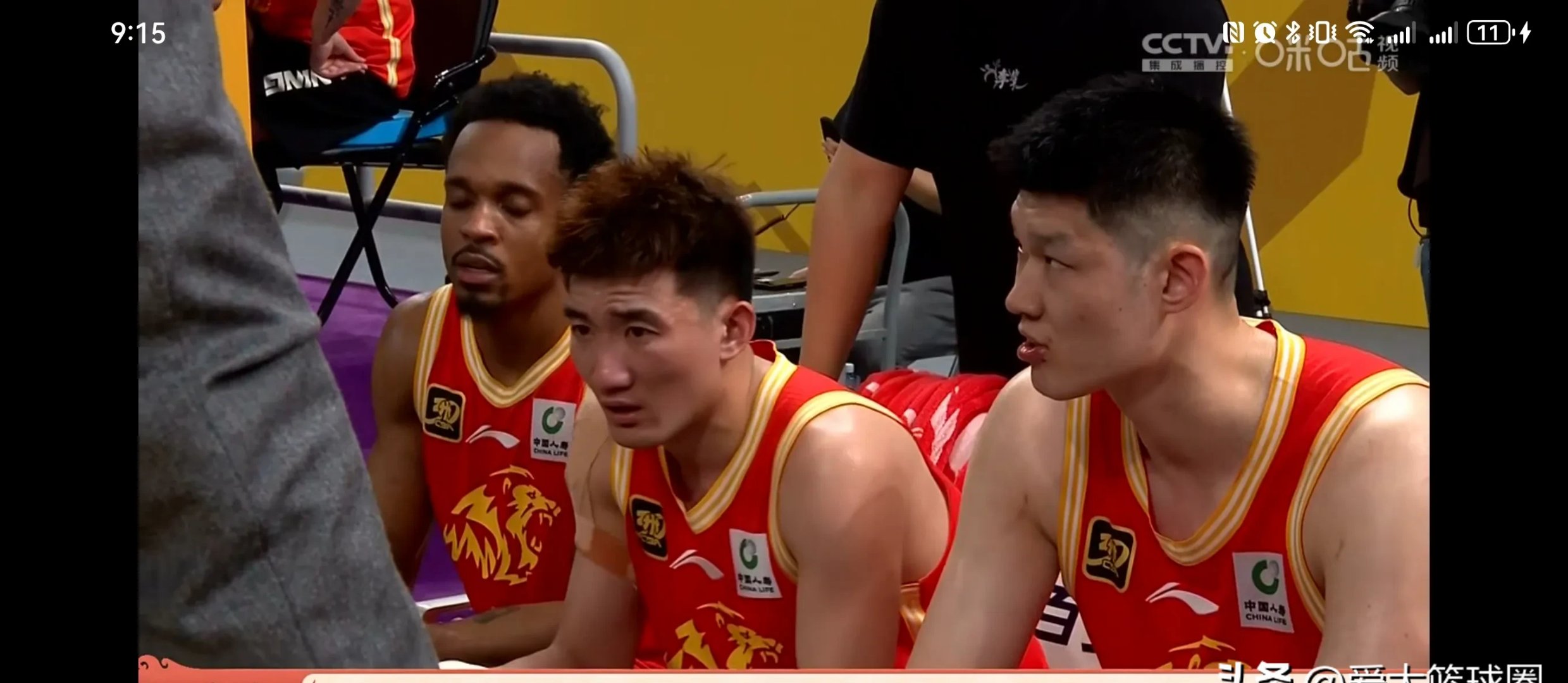 紧张激烈!比赛现场气氛紧张动人,球员拼尽全力 紧张激烈!比赛现场气氛紧张动人,球员拼尽全力