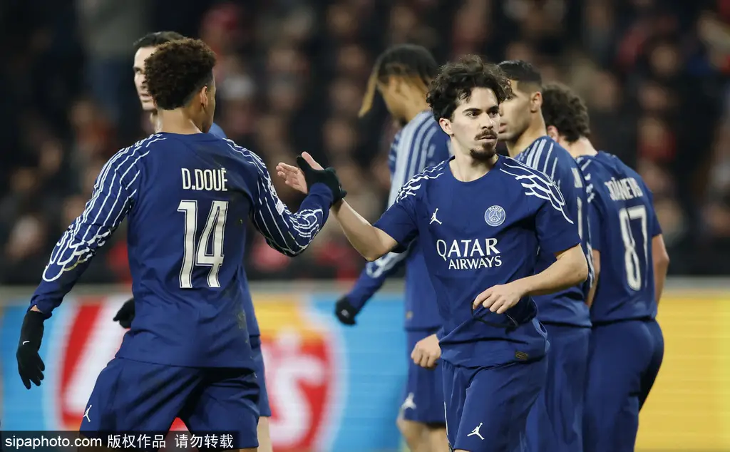 熊猫体育app-贝蒂斯豪取关键三分，靠前晋级