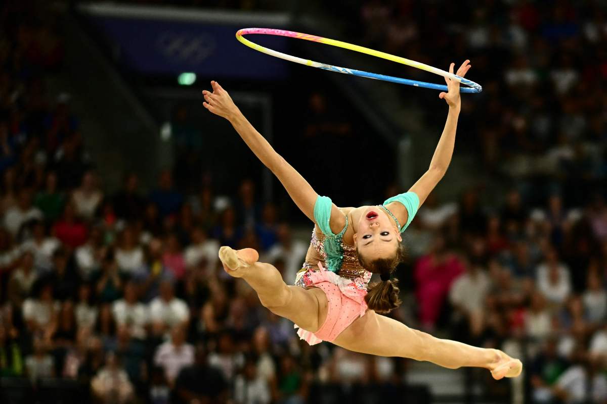 熊猫体育app-体操选手优美动作,梦幻表现