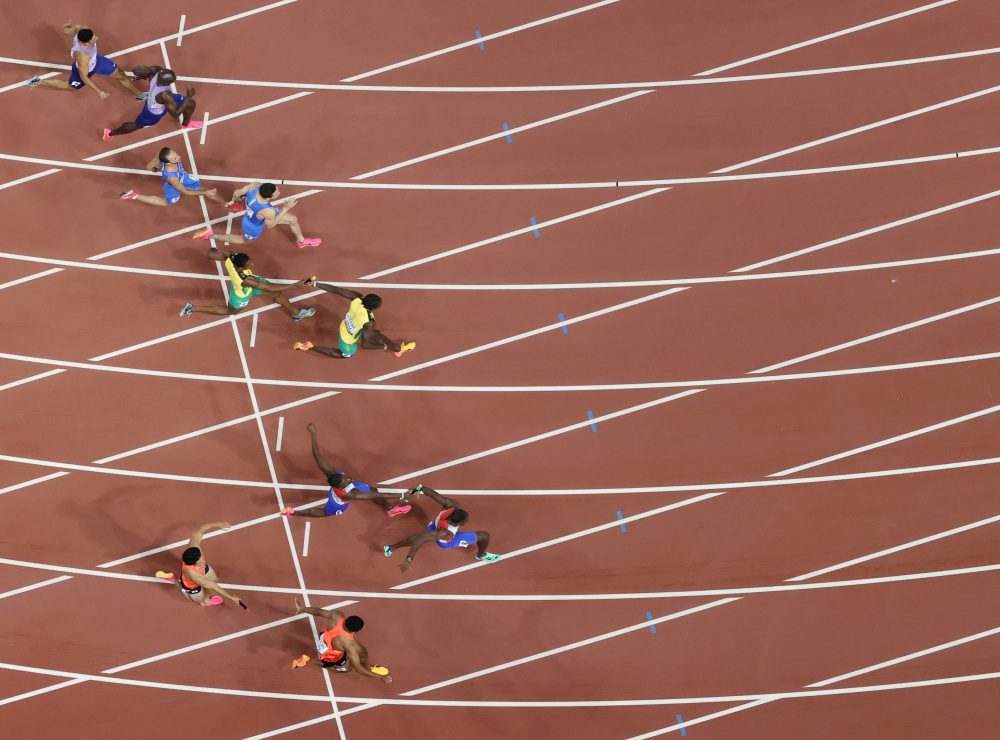 美国队在田径赛场上获得冠军 美国队在田径赛场上获得冠军