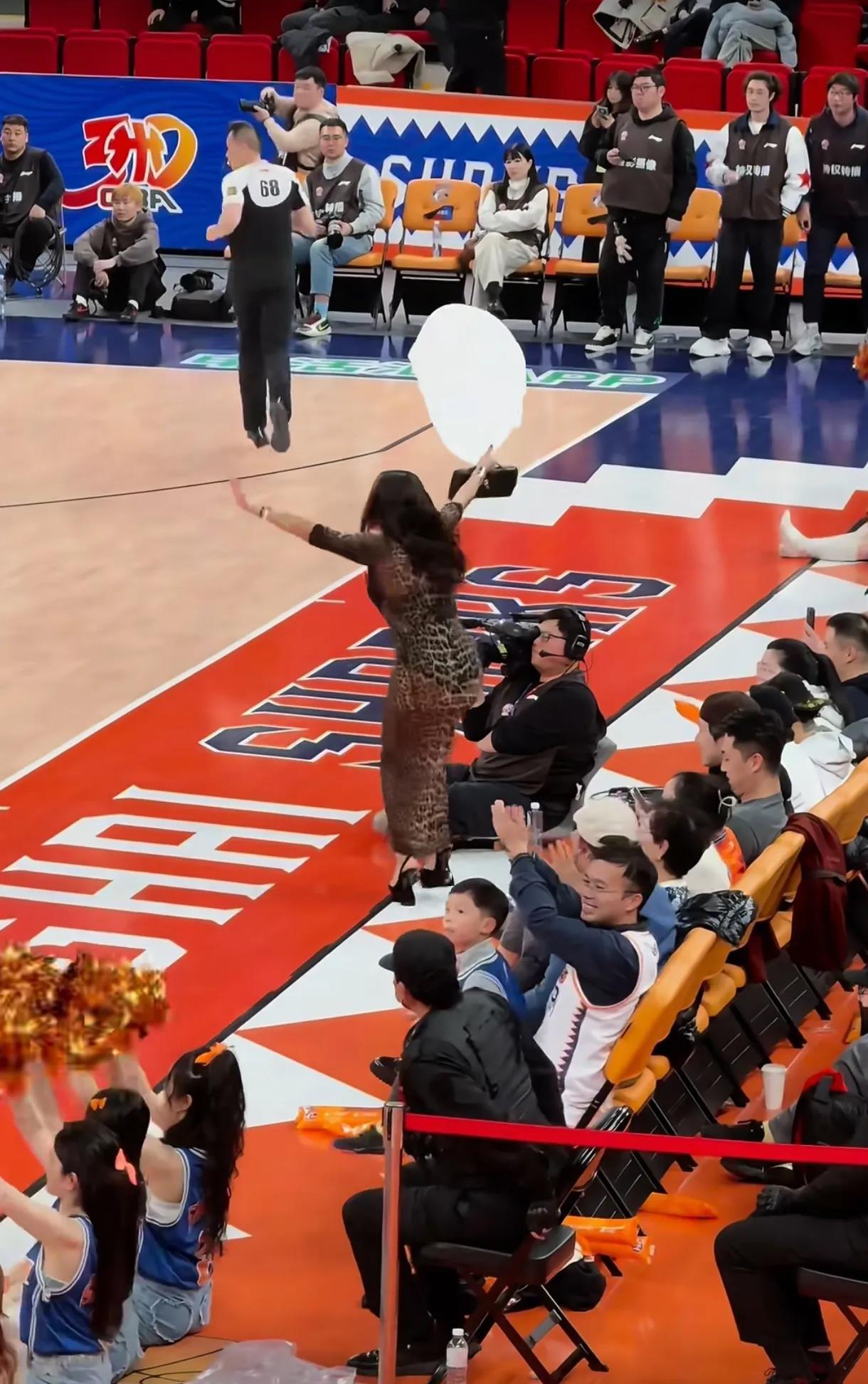 熊猫体育-赛场上球员们展现出色表现,引发球迷狂热追捧