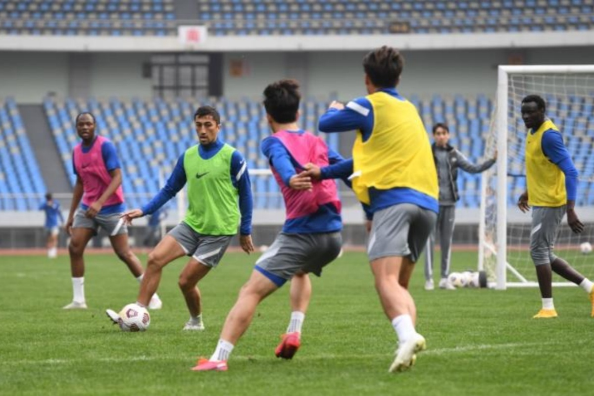 赛场上球员们展现出色表现,引发球迷狂热追捧 赛场上球员们展现出色表现,引发球迷狂热追捧