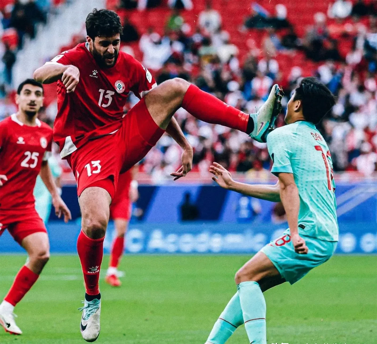 包含精彩瞬间回顾:致胜球飙进三分,球迷沸腾的词条 包含精彩瞬间回顾:致胜球飙进三分,球迷沸腾的词条