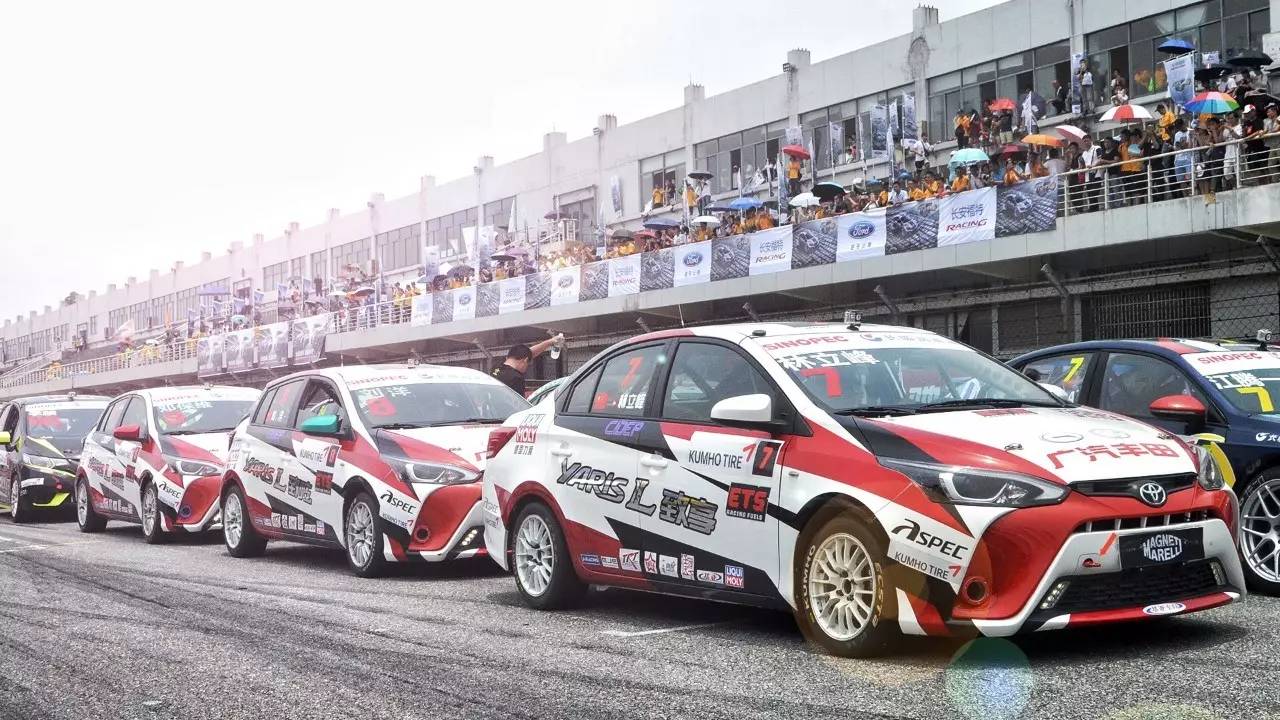 全队表现出色，角逐中轻松取胜