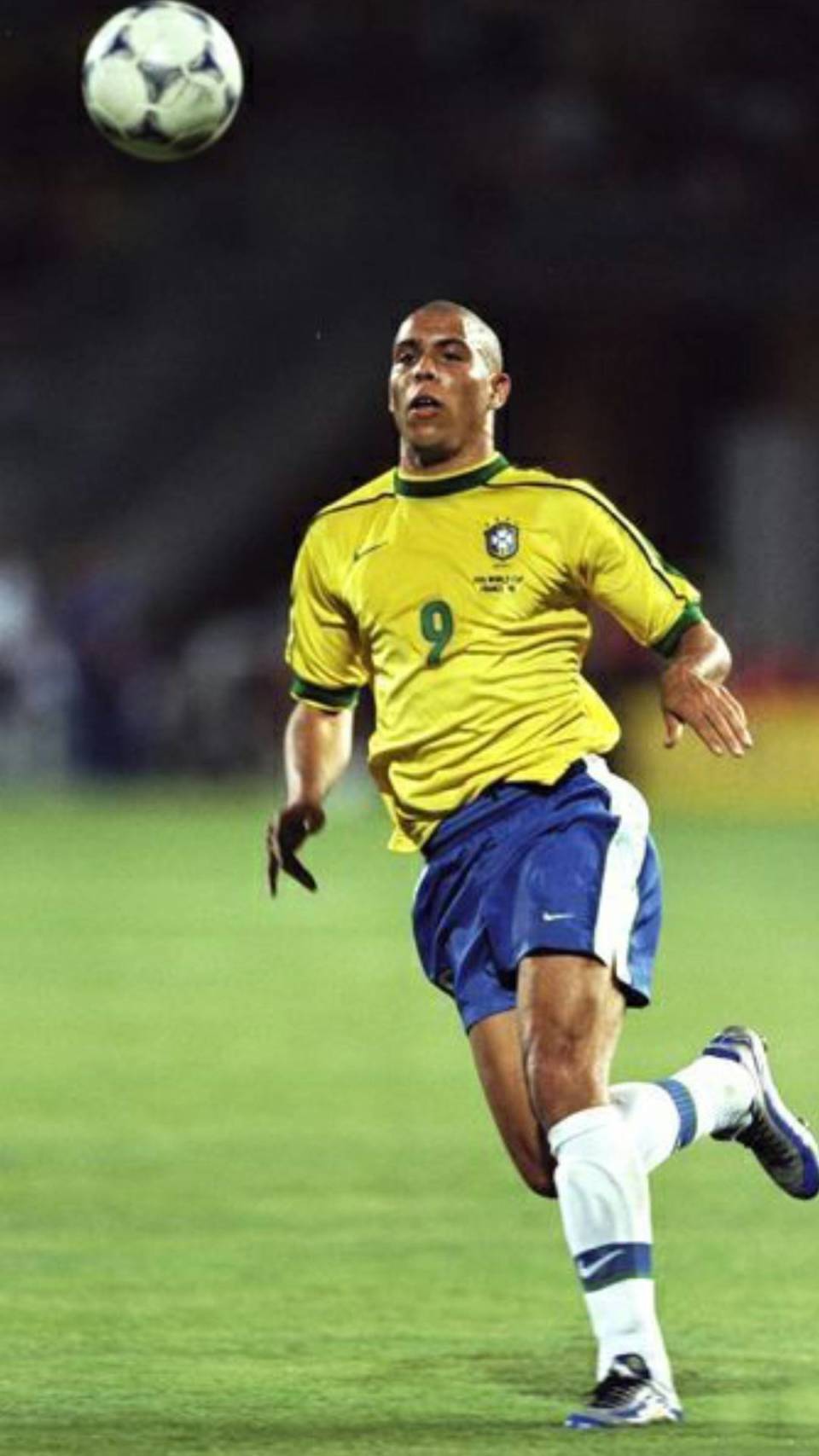 足坛传奇名将回归执教振奋士气 足坛传奇名将回归执教振奋士气