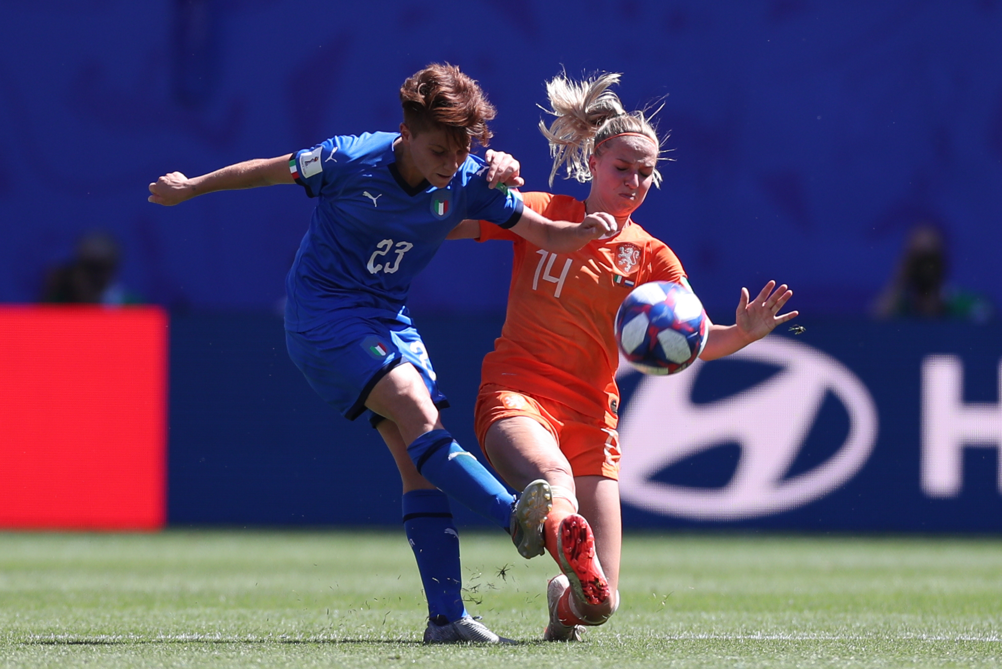 熊猫体育app-瓦朗谢纳在客场取得胜利,表现出色