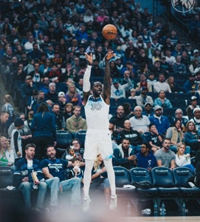 熊猫直播官网-哈尔滨男篮客场压哨得分，逆转胜利