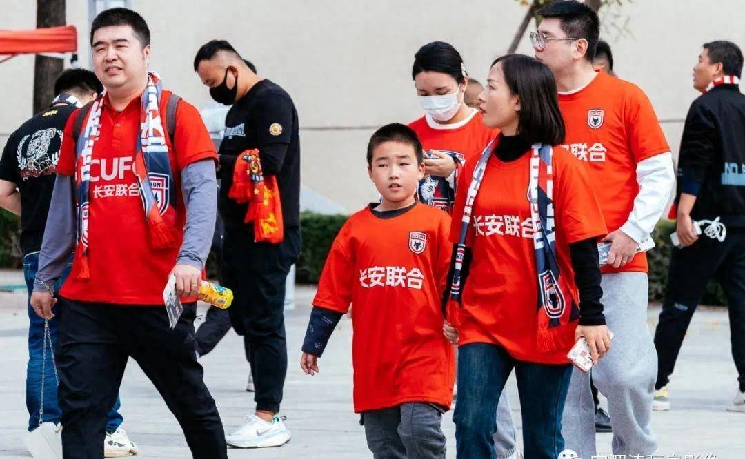 体育赛事直播-比利时球迷热情支持,球队备战下一场