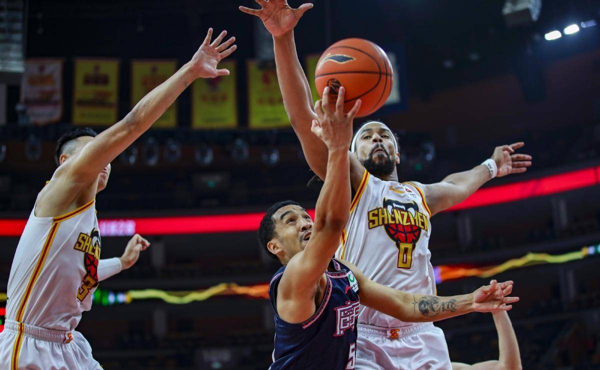 熊猫体育平台-年轻球员崭露头角，稳健发挥领先