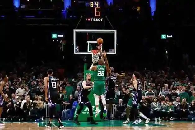 凯尔特人客场战胜雄鹿,厄文发挥出色 凯尔特人客场战胜雄鹿,厄文发挥出色