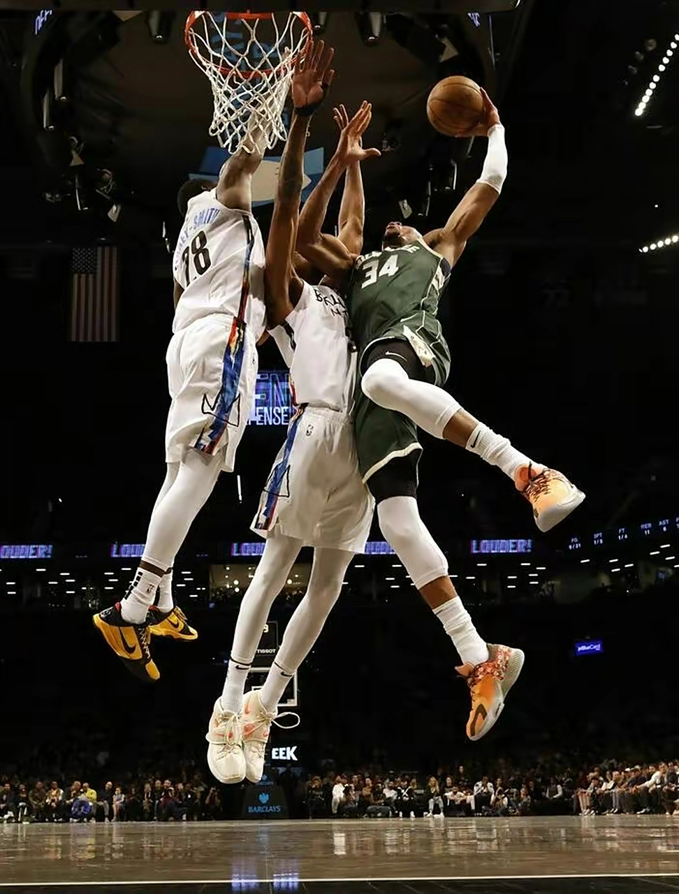 包含雄鹿队击败篮网队晋级季后赛下一轮的词条